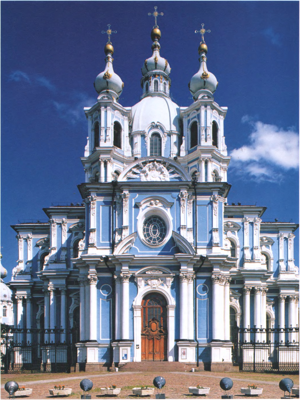 Здание построенное в 18 веке. Растрелли Смольный монастырь в Петербурге.